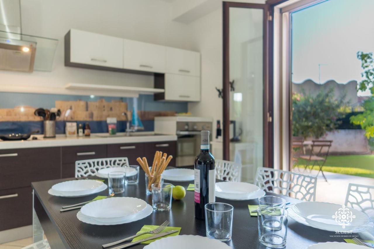 Villa Seaside - Beach Retreat With Jacuzzi Syracuse Екстер'єр фото