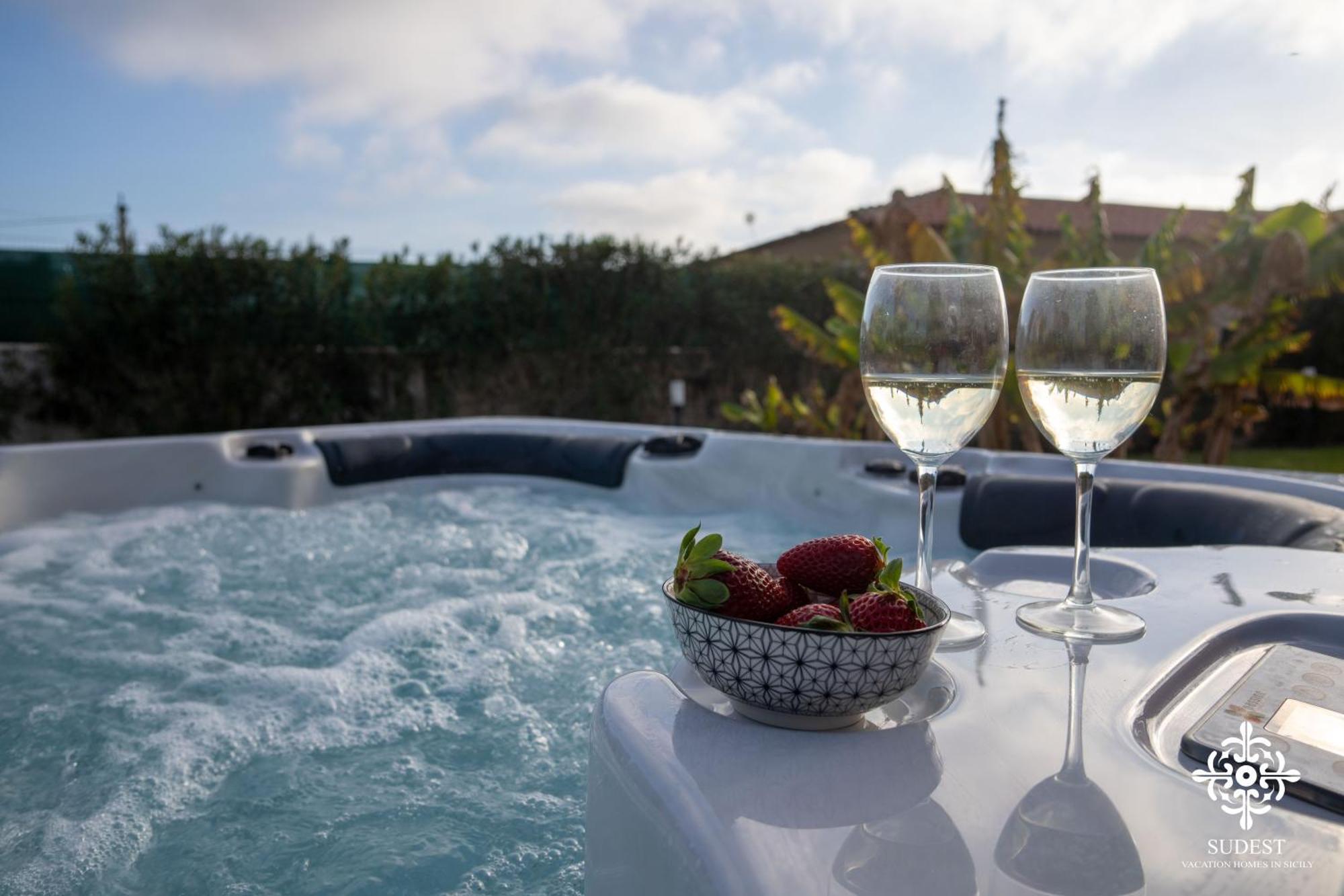 Villa Seaside - Beach Retreat With Jacuzzi Syracuse Екстер'єр фото